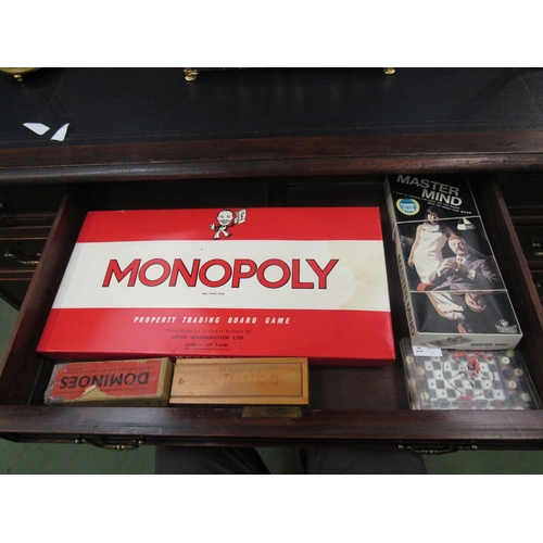 4094 - A quantity of vintage games, dominoes, 22ct plated chess and associated collectables