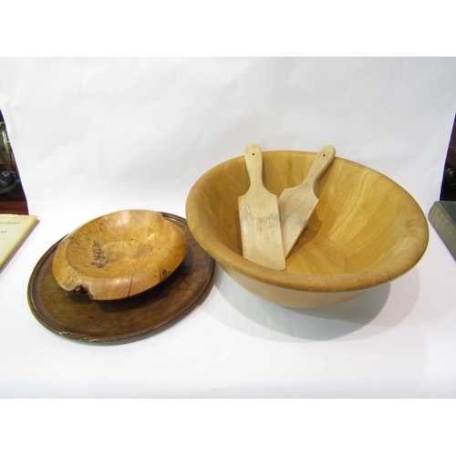 4278 - Five wooden items including fruit bowl, butter pats and a dish