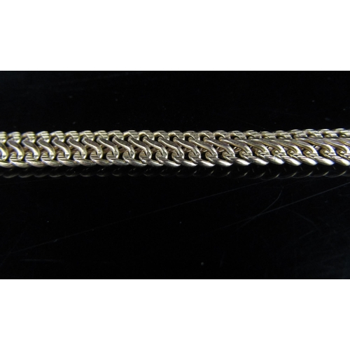 6001 - A 9ct gold bracelet, 16.5cm long, 5.3g