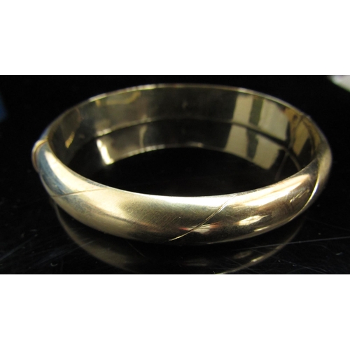 6063 - A gold stiff hinge bangle, marked 14, 20g