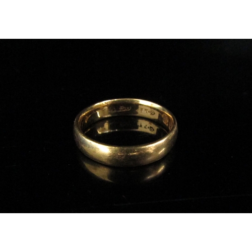 6139 - A 22ct gold wedding band. Size K, 4.1g         (R) £150