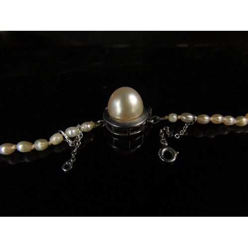 6180 - A single strand of graduated pearls with a pearl set white metal clasp, unmarked, 45cm long