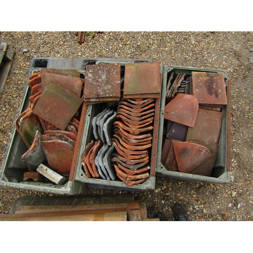 3261 - A pallet of mixed roof tiles