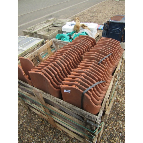 3268 - A pallet of roof tiles     (E) £10-20