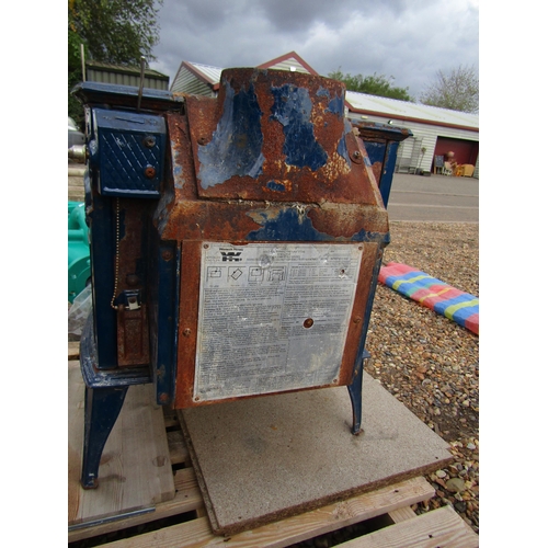 3274 - A blue enamelled 'Intrepid II' stove     (R) £20