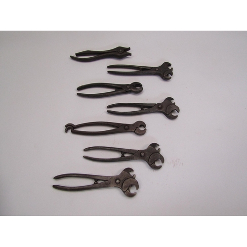 8082 - A box of pig ringing pliers    (R) £15