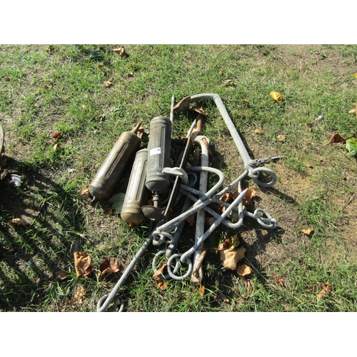 8380 - Galvanised anchors, extinguisher etc