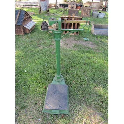 8391 - A set of iron platform weighing scales    (E) £10-15