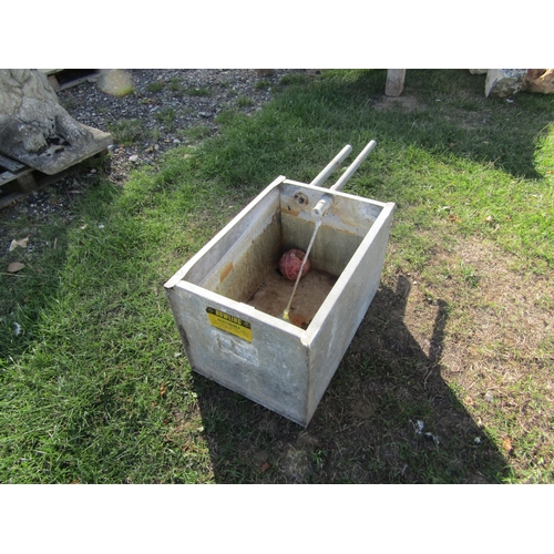 8452 - A galvanised water tank/cisterm, 16