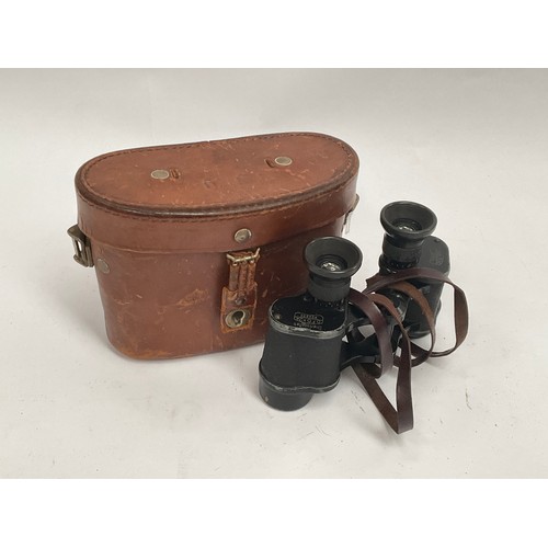 5057 - A pair of WWII German Dienstglas Kriegsmarine binoculars with eagle stamp and M, with leather case, ... 