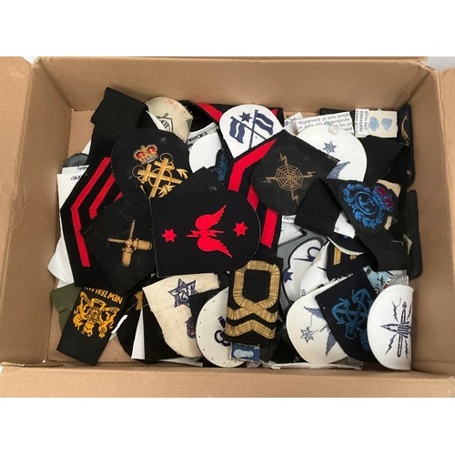 5118 - A box of Royal Naval insignia