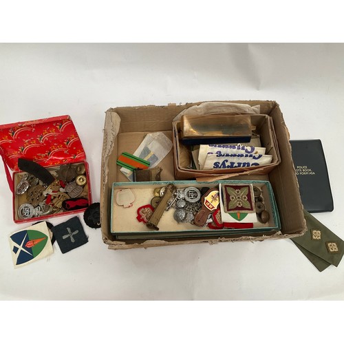 5124 - A quantity of military badges and insignia including cloth examples etc