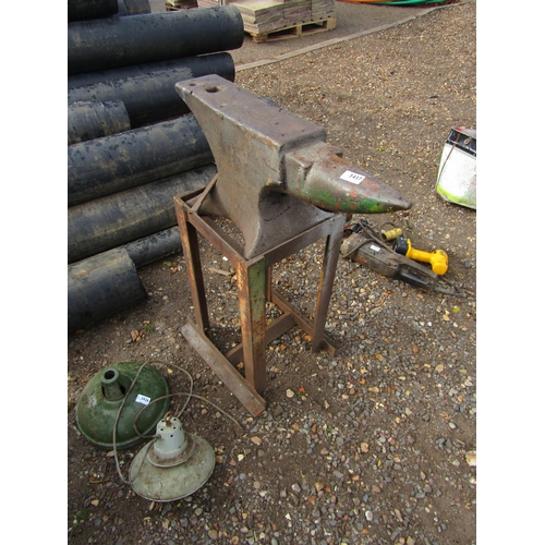 3423 - An anvil on stand