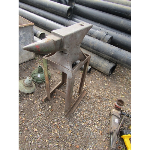 3423 - An anvil on stand