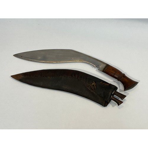 5276 - An early-mid 20th Century kukri with karda and chakmak knives, with sheath