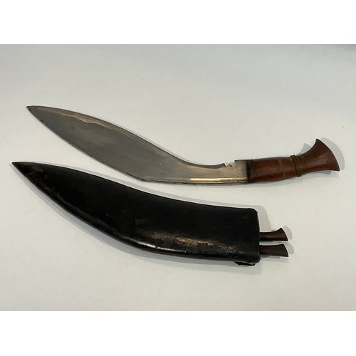 5276 - An early-mid 20th Century kukri with karda and chakmak knives, with sheath