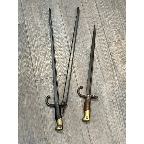 5303 - A French Gras fire poker and a pair of tongs (2)