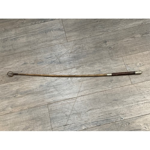 5306 - A riding crop with Royal Artillery Mounted Division silver knop