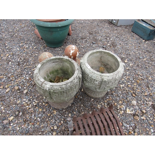 3323 - A pair of composition urns with Greek key pattern a/f