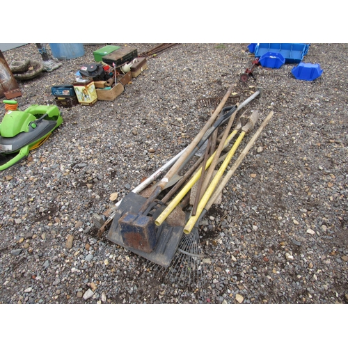 3381 - A bundle of mixed tools including a post spade, etc