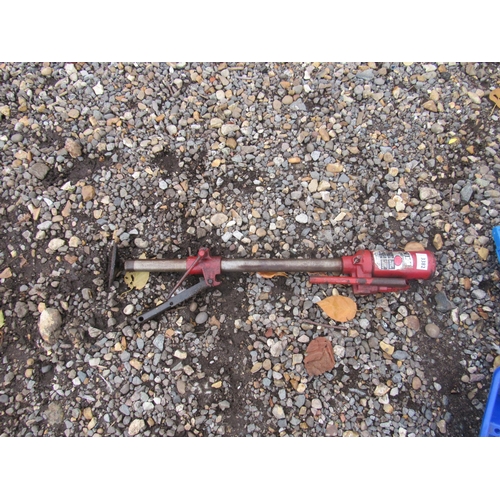 3382 - A one ton hydraulic jack