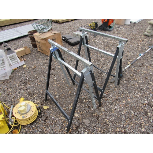 3392 - A pair of metal trestles