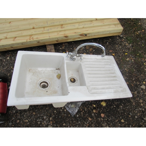 3424 - A ceramic sink with drainer and mixer tap