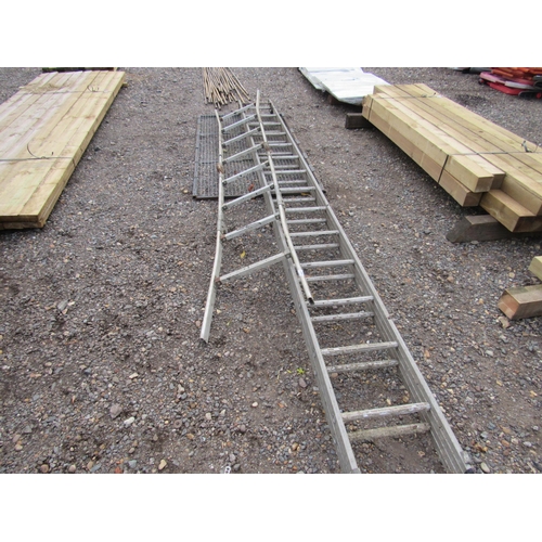 3440 - An aluminium extension ladder, a combi ladder and a mesh van guard   (E)  £8-15