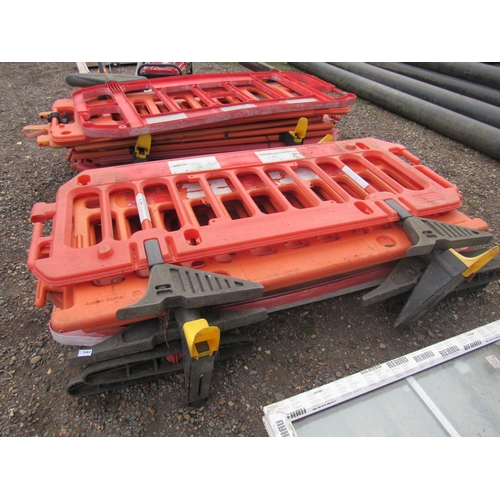 3462 - Eight safety barriers with feet    (E)   £10-20