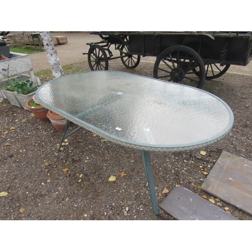 3470 - An oval glass top garden table