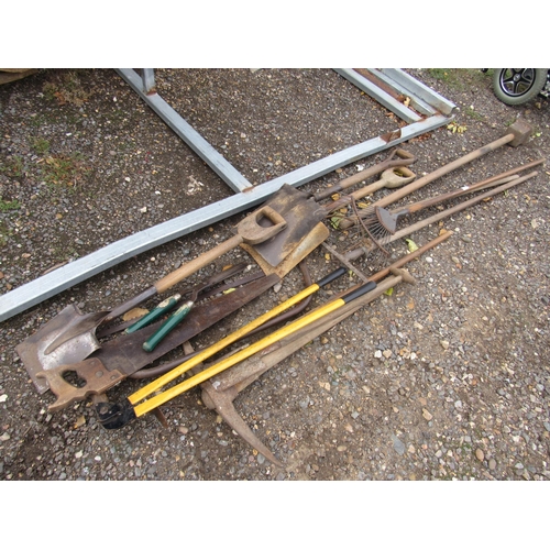 3473 - A quantity of mixed tools including a pickaxe