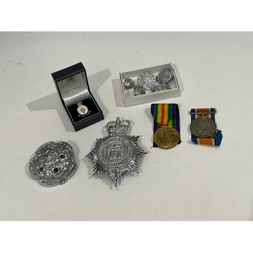 5349 - A WWI pair of medals named to 155584 G. ALDRIDGE M.G.C. (Machine Gun Corps) and other insignia