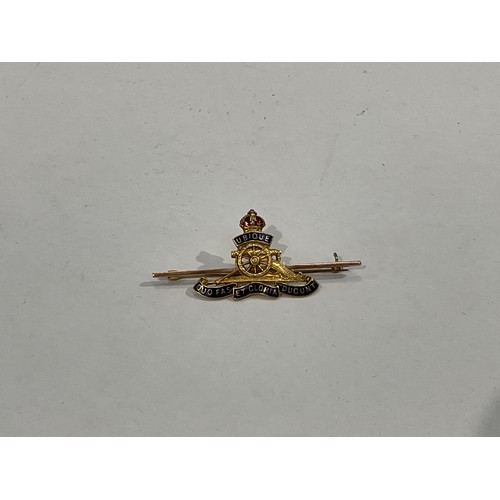 5354 - A 9ct gold Royal Artillery sweetheart brooch, cannon design with enamelled lettering and crown.