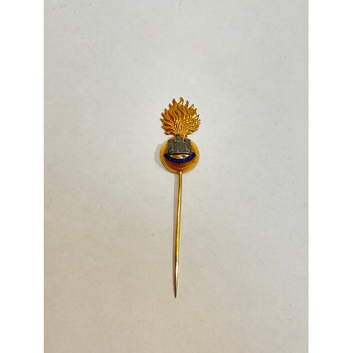 5355 - A 15ct gold stick pin with Inniskilling emblem