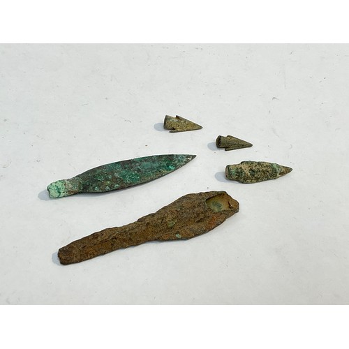 5464 - A collection of ancient Greek arrowheads