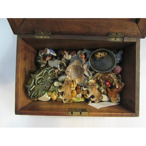 4352 - A dovetail jointed oak box containing a large quantity of Wade animals including Zoo Whimsies    (R)... 