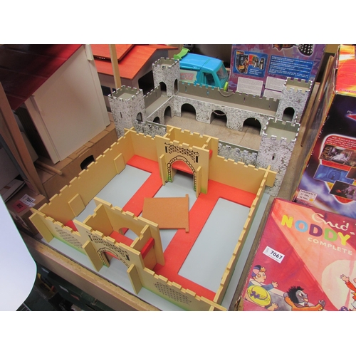 7068 - Two painted wooden forts with drawbridges   (E) £10-20