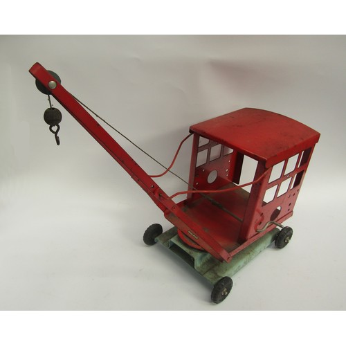 7375 - A Tri-ang pressed tin crane