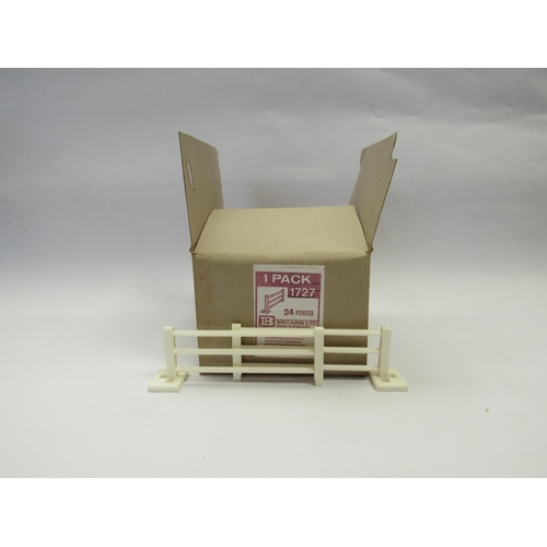 7221 - A Britains farm issue trade box 1727 containing 24 fences