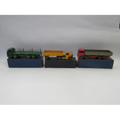 7252 - Three Dinky Toys diecast trucks to include 905/505 green Foden Flatbed Truck with chains (damage to ... 