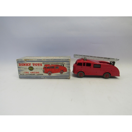 7265 - A boxed Dinky Toys diecast 922 Fire Engine with Extending Ladder