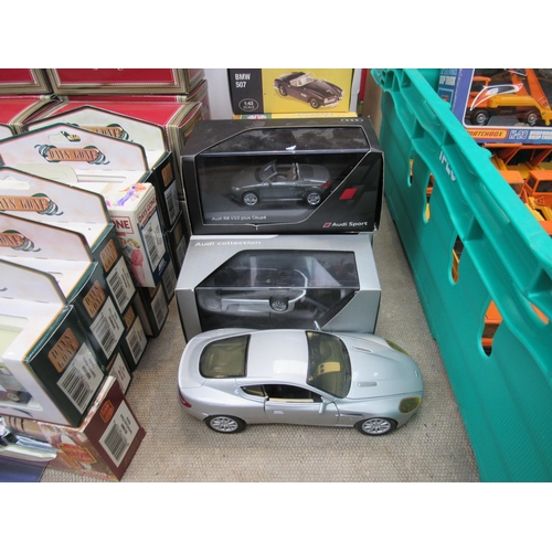 7362 - A collection of boxed/cased 1:43 scale diecast cars to include three Perspex cased Audis (two loose ... 