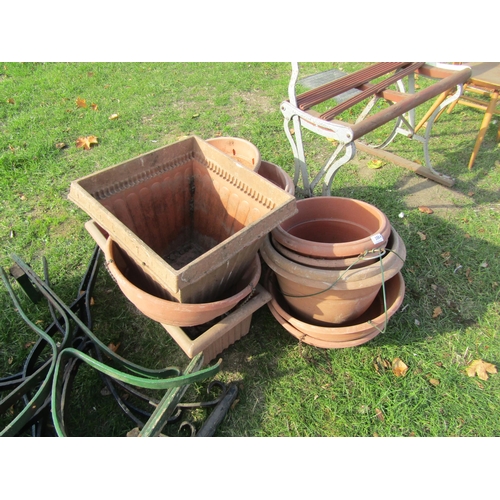 3584 - A quantity of mixed plastic troughs and pots