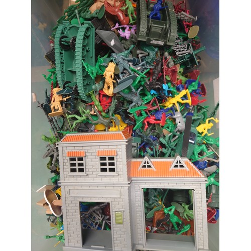 7073 - A large quantity of plastic toy soldiers, tanks etc