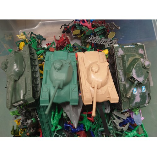 7073 - A large quantity of plastic toy soldiers, tanks etc