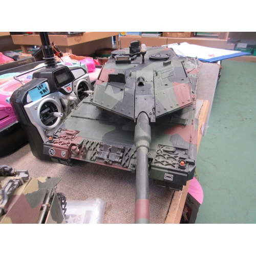 7199 - A Tamiya 1:16 scale radio control Leopard 2A6 Main Battle Tank with Planet T5 remote control system