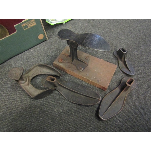 1273 - A collection of vintage cobblers tools