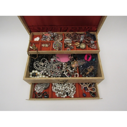 1331 - A jewellery box with contents