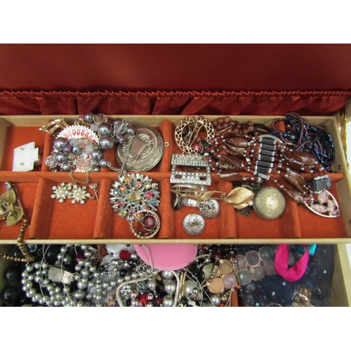 1331 - A jewellery box with contents