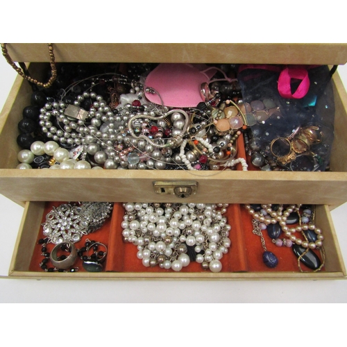 1331 - A jewellery box with contents